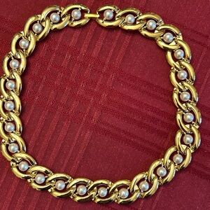 Elegant Gold and Pearl Necklace